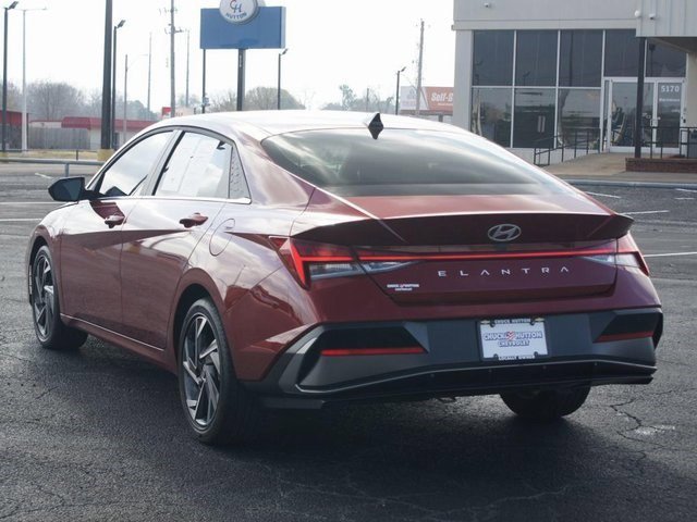 Used 2025 Hyundai Elantra SEL image 17