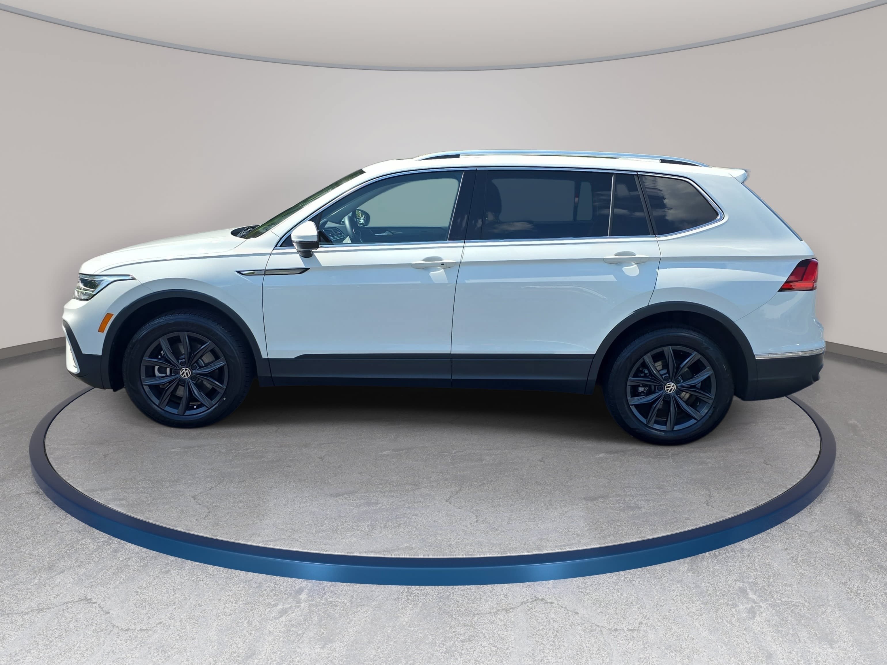 Certified 2024 Volkswagen Tiguan SE AWD/4WD image 8