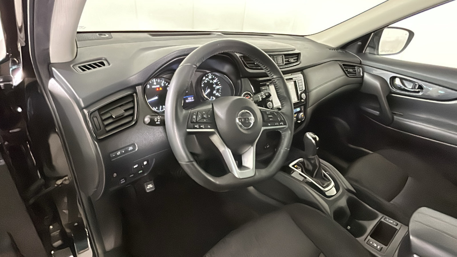 Used 2018 Nissan Rogue SV AWD/4WD image 16