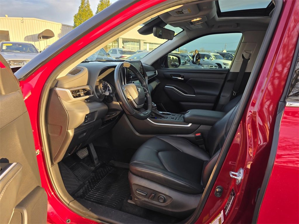 Used 2022 Toyota Highlander XLE image 23