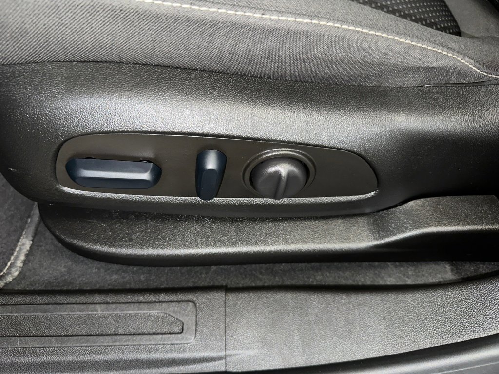 Certified 2023 GMC Acadia SLE w/ Driver Convenience Package image 3