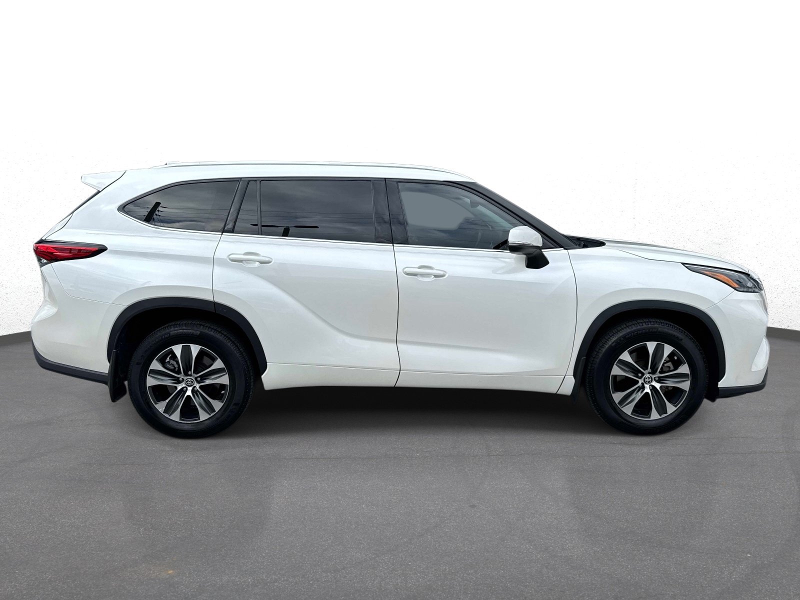 Used 2021 Toyota Highlander XLE AWD/4WD image 2