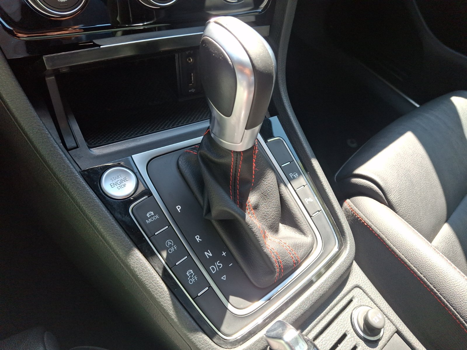 Used 2018 Volkswagen GTI Autobahn FWD image 16