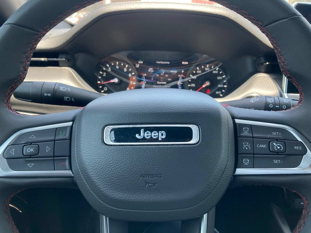 Used 2025 Jeep Compass Trailhawk AWD/4WD image 18