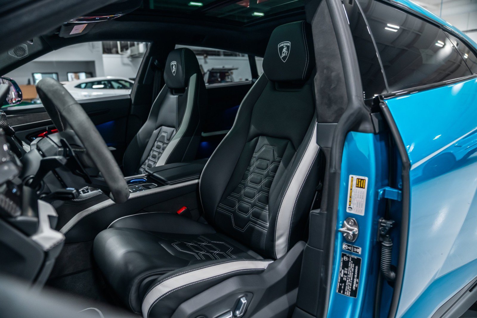 Used 2025 Lamborghini Urus SE AWD/4WD image 10