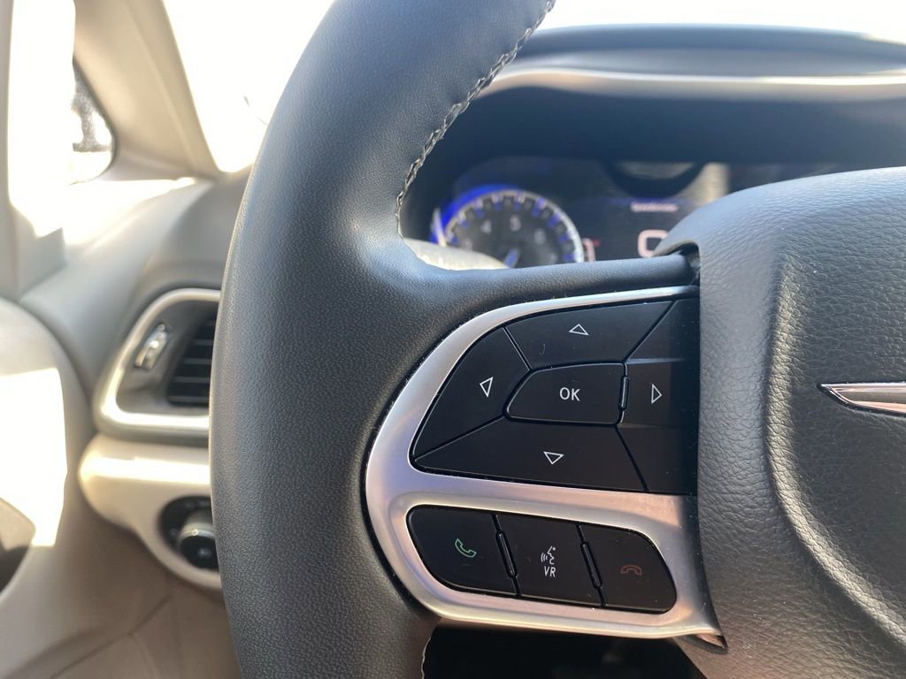Used 2024 Chrysler Pacifica Touring-L image 11