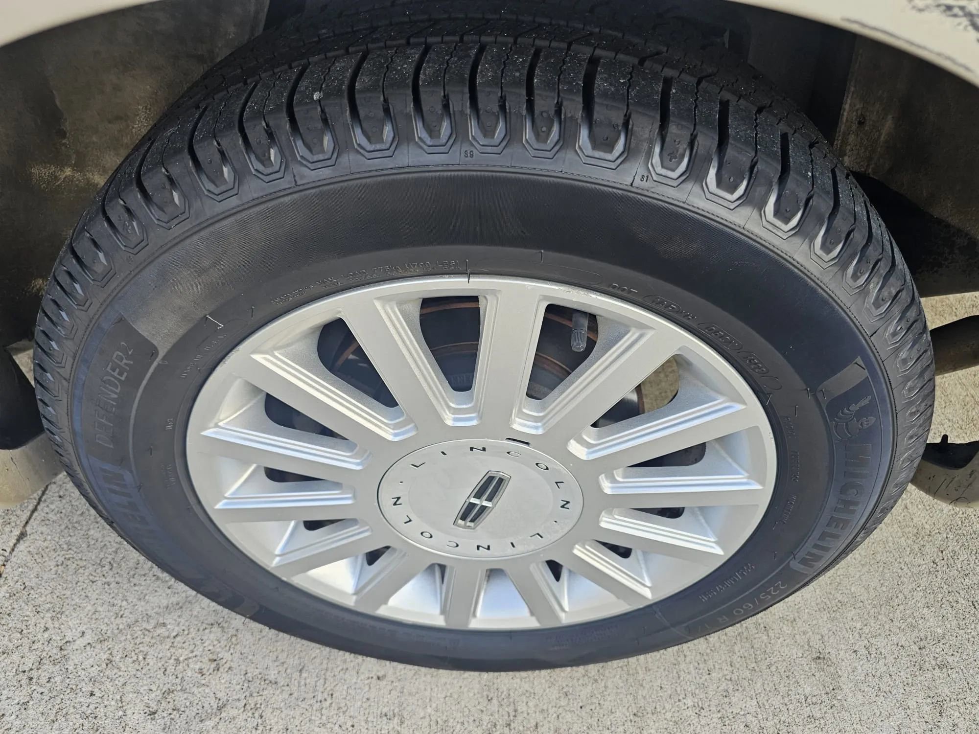 Used 2005 Lincoln Town Car Signature RWD image 25