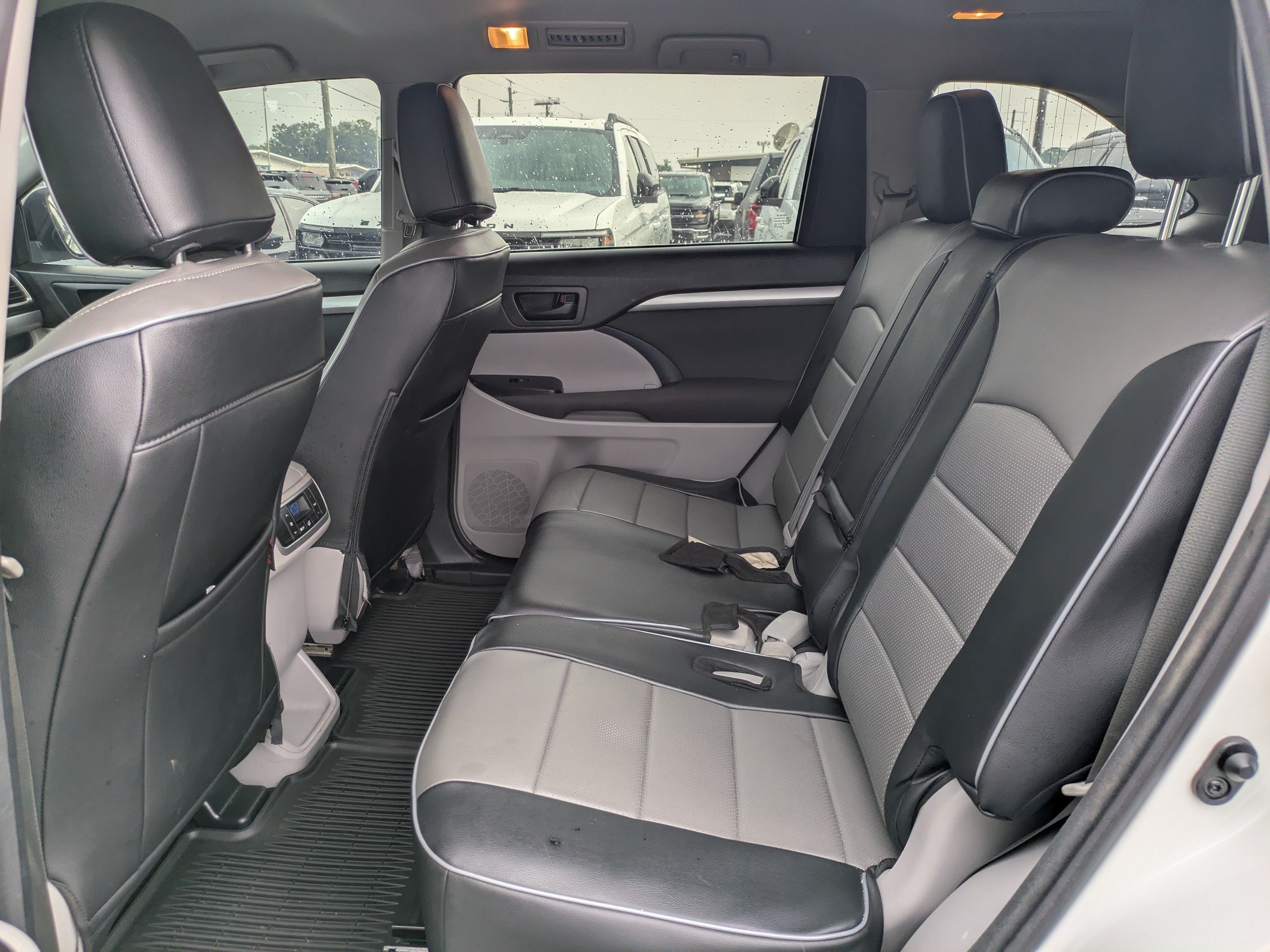 Used 2016 Toyota Highlander LE FWD image 13