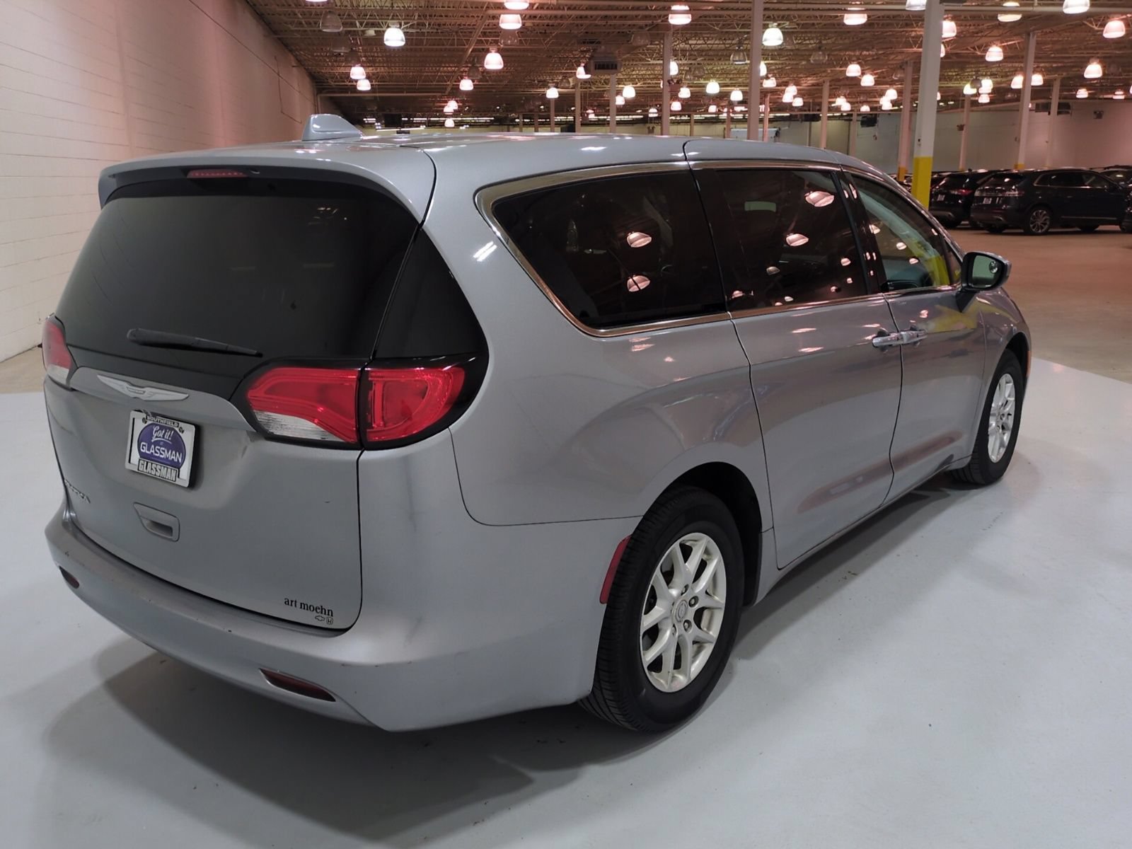Used 2017 Chrysler Pacifica Touring FWD image 3