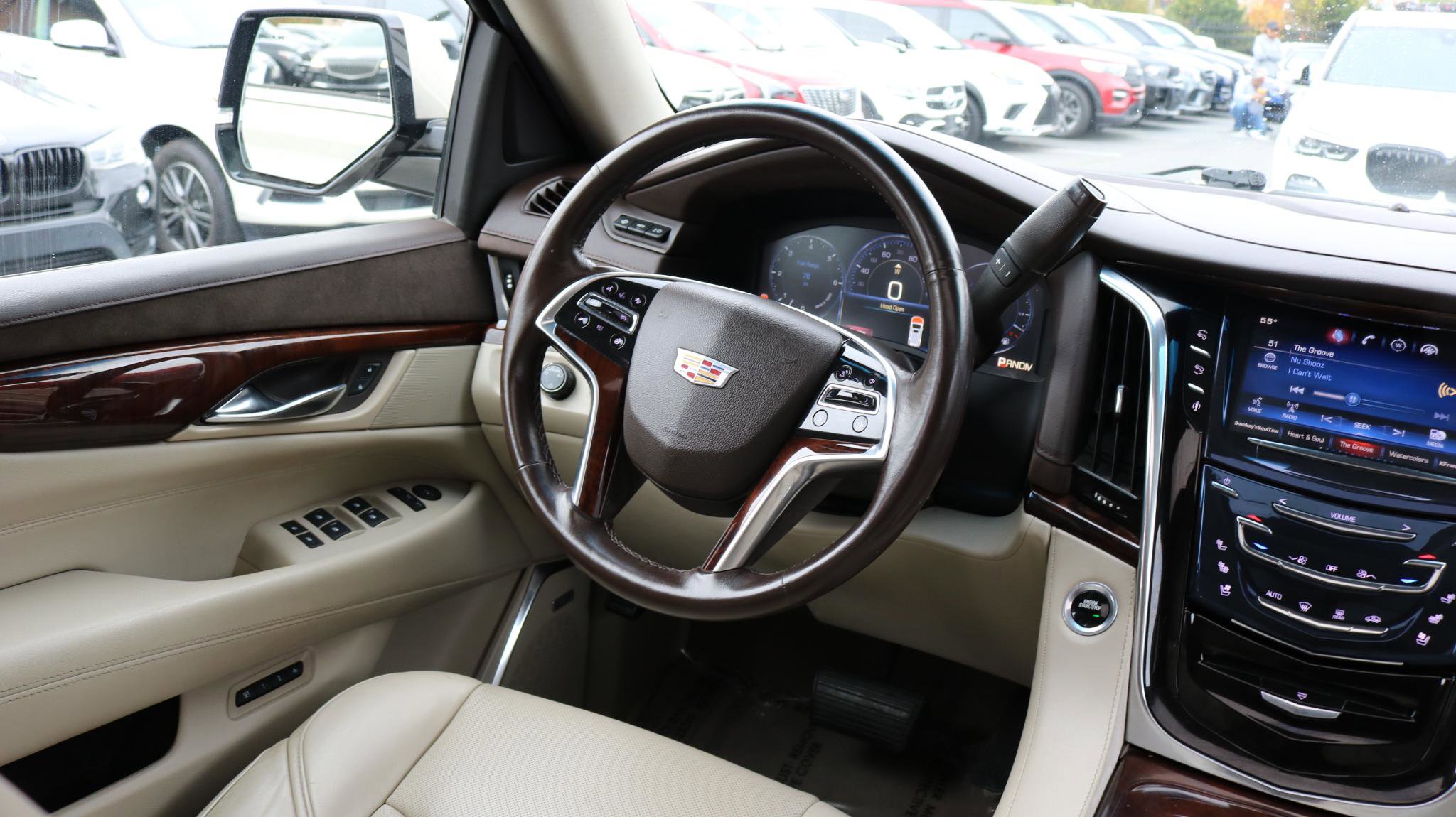 Used 2015 Cadillac Escalade Luxury AWD/4WD image 23