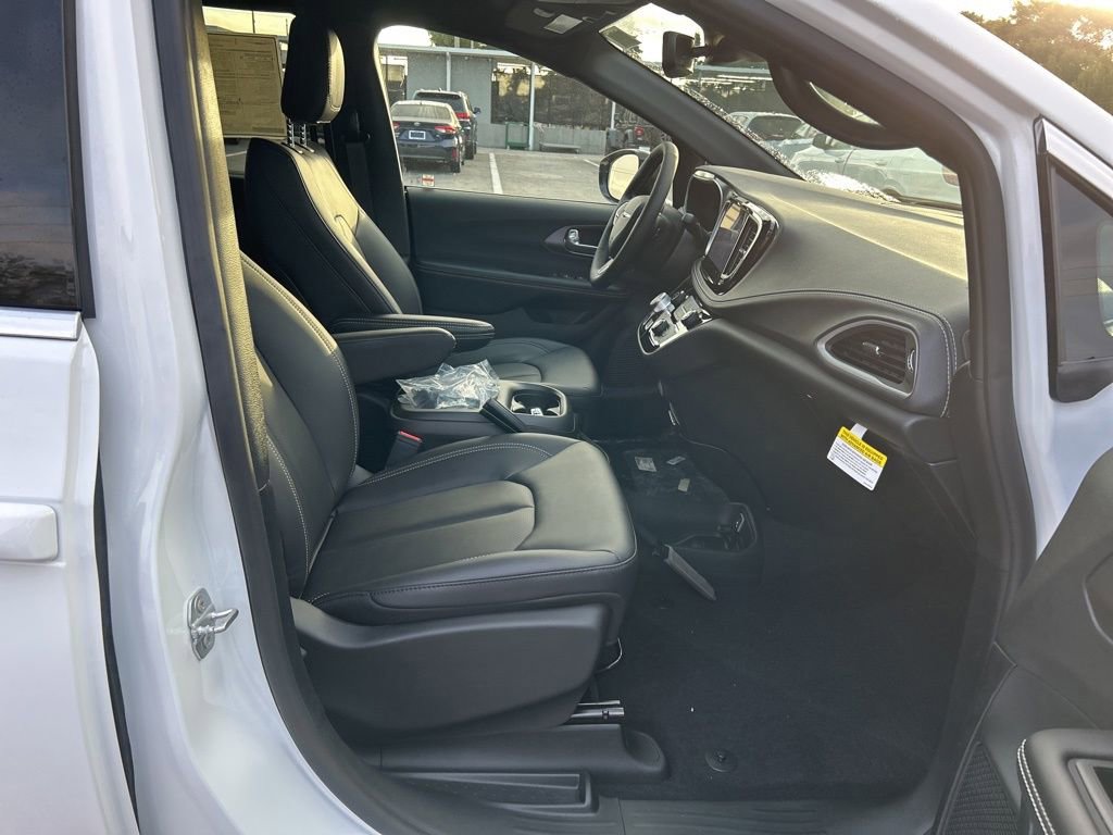 New 2026 Chrysler Pacifica Select image 23