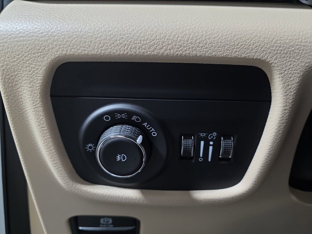 Used 2025 Jeep Grand Cherokee Limited w/ Luxury Tech Group II image 28