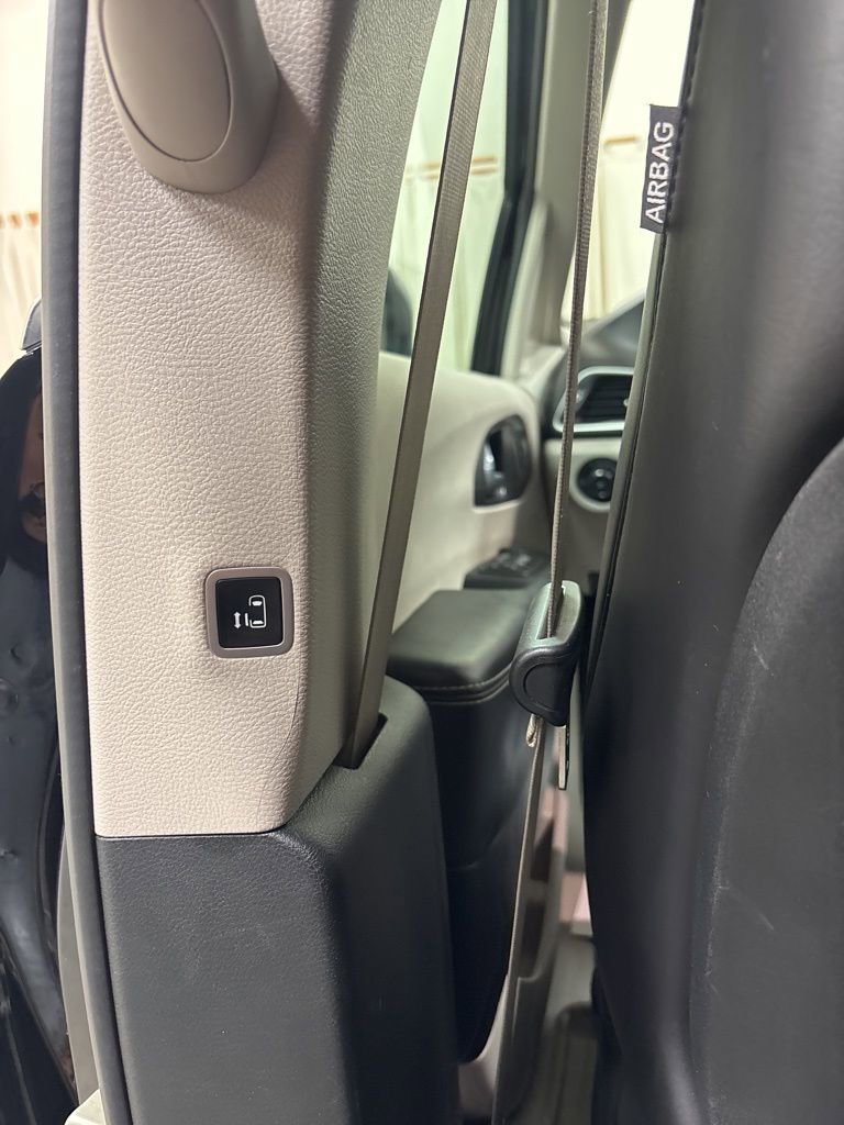 Used 2024 Chrysler Pacifica Touring-L FWD image 24