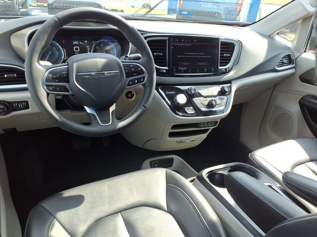 Used 2024 Chrysler Pacifica Touring-L FWD image 6