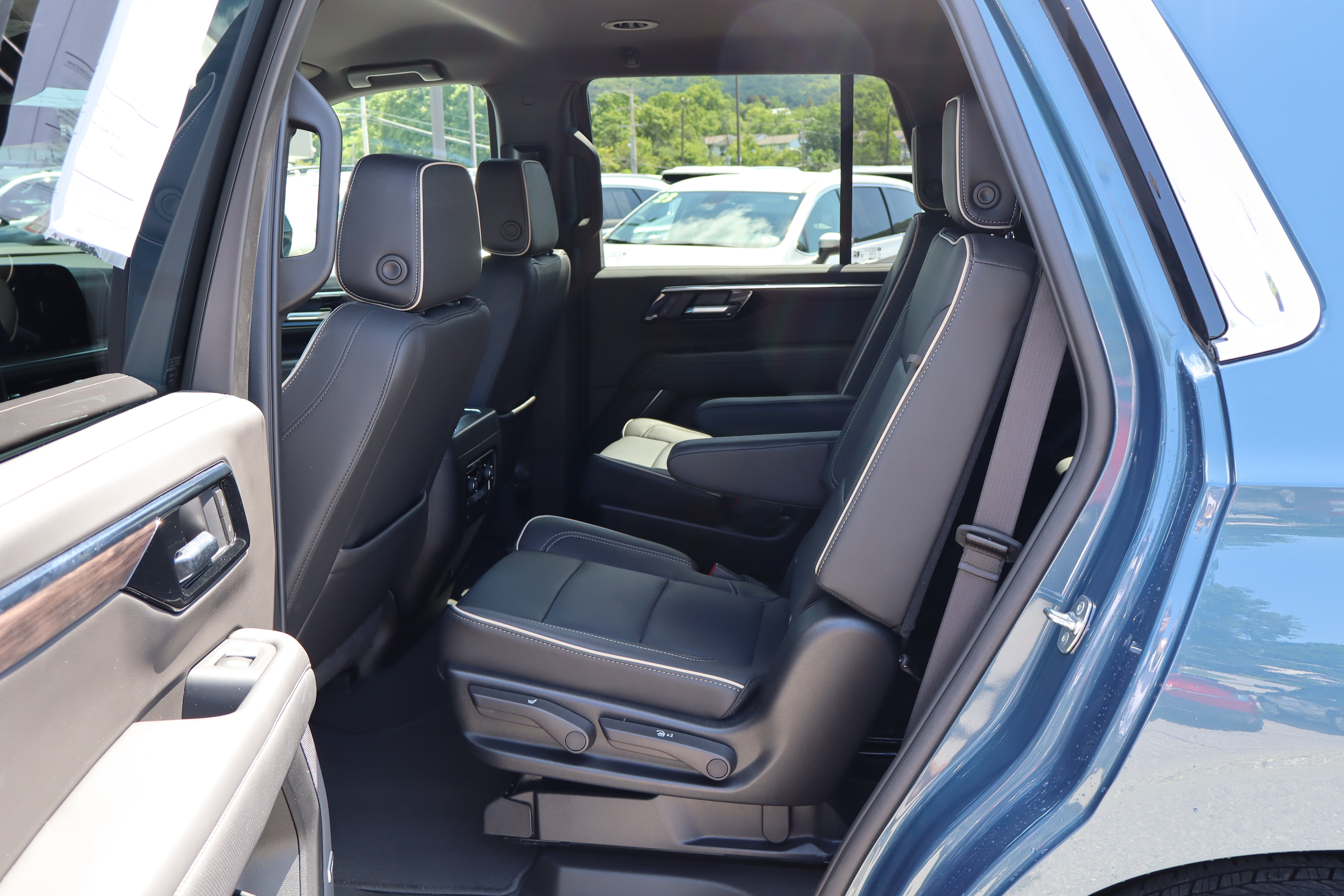 Used 2025 Chevrolet Tahoe Premier w/ LPO, Illumination Package AWD/4WD image 13