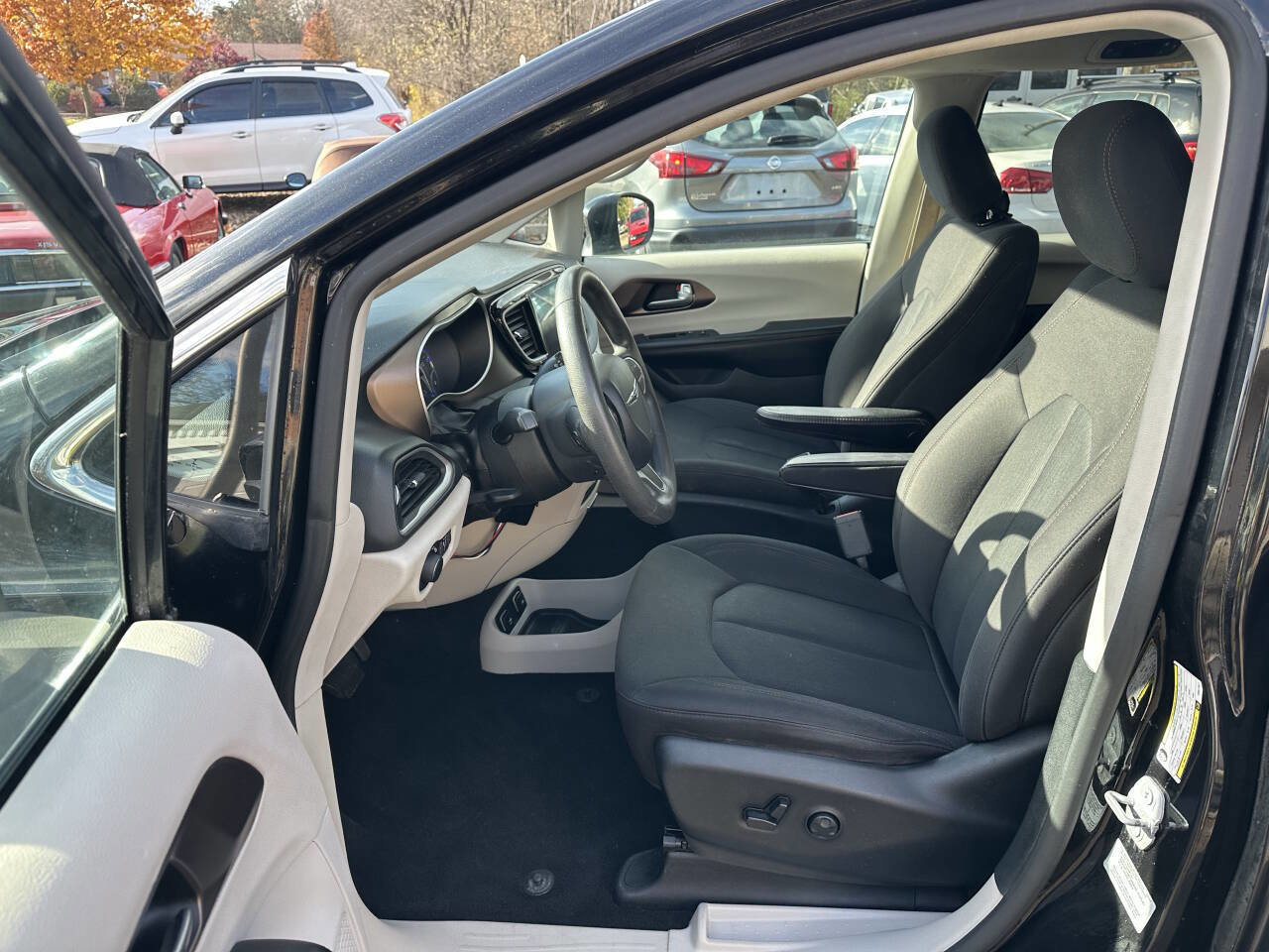 Used 2017 Chrysler Pacifica Touring image 21