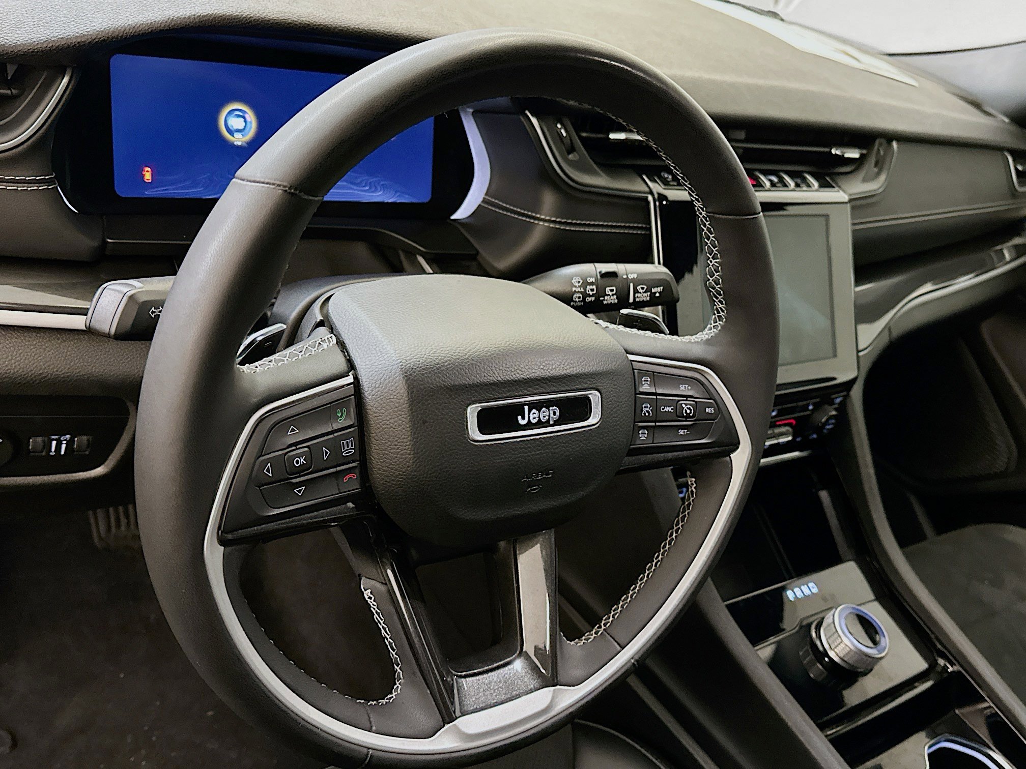 Used 2023 Jeep Grand Cherokee L Laredo image 18