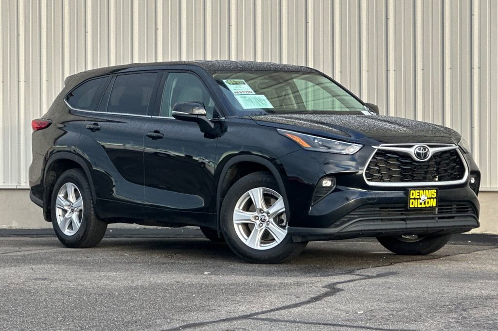Used 2022 Toyota Highlander LE image 2