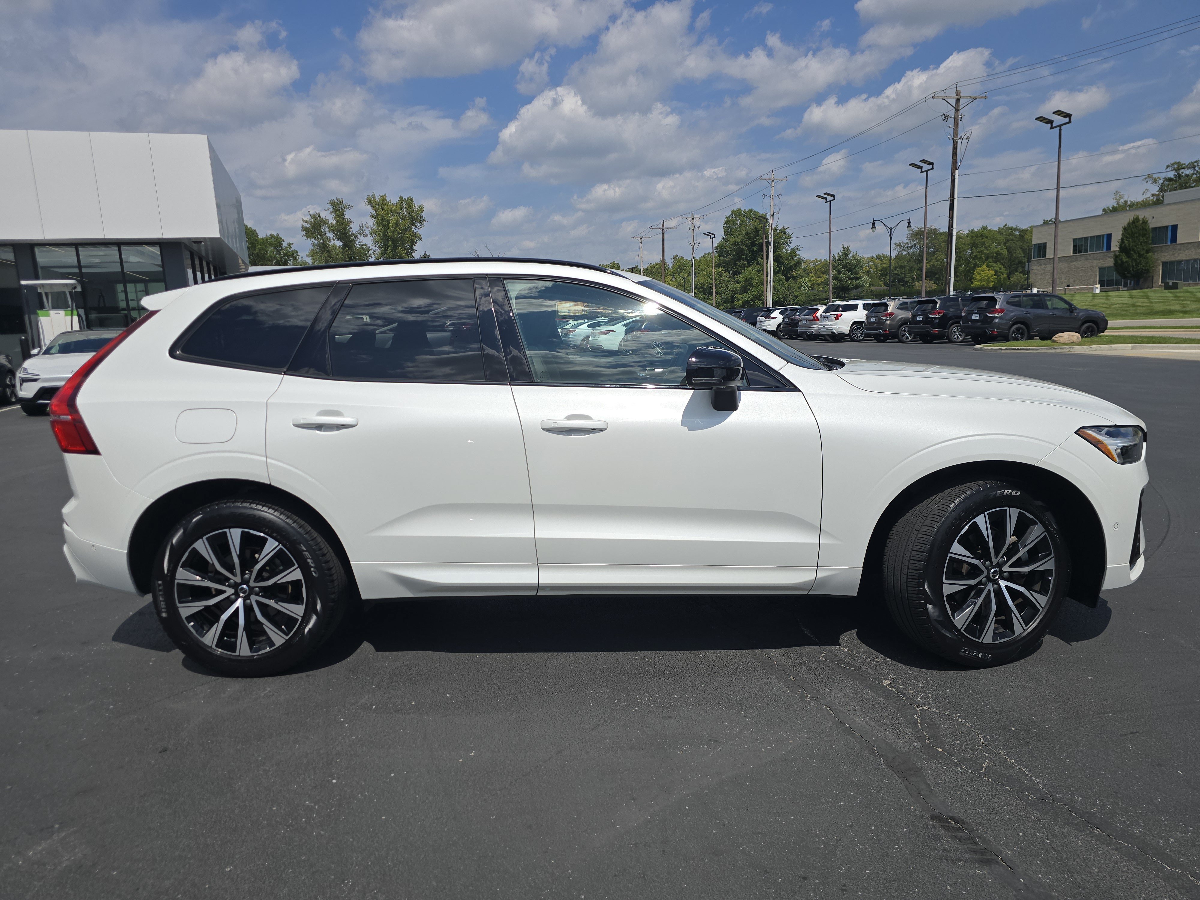 Used 2025 Volvo XC60 B5 Plus AWD/4WD image 8