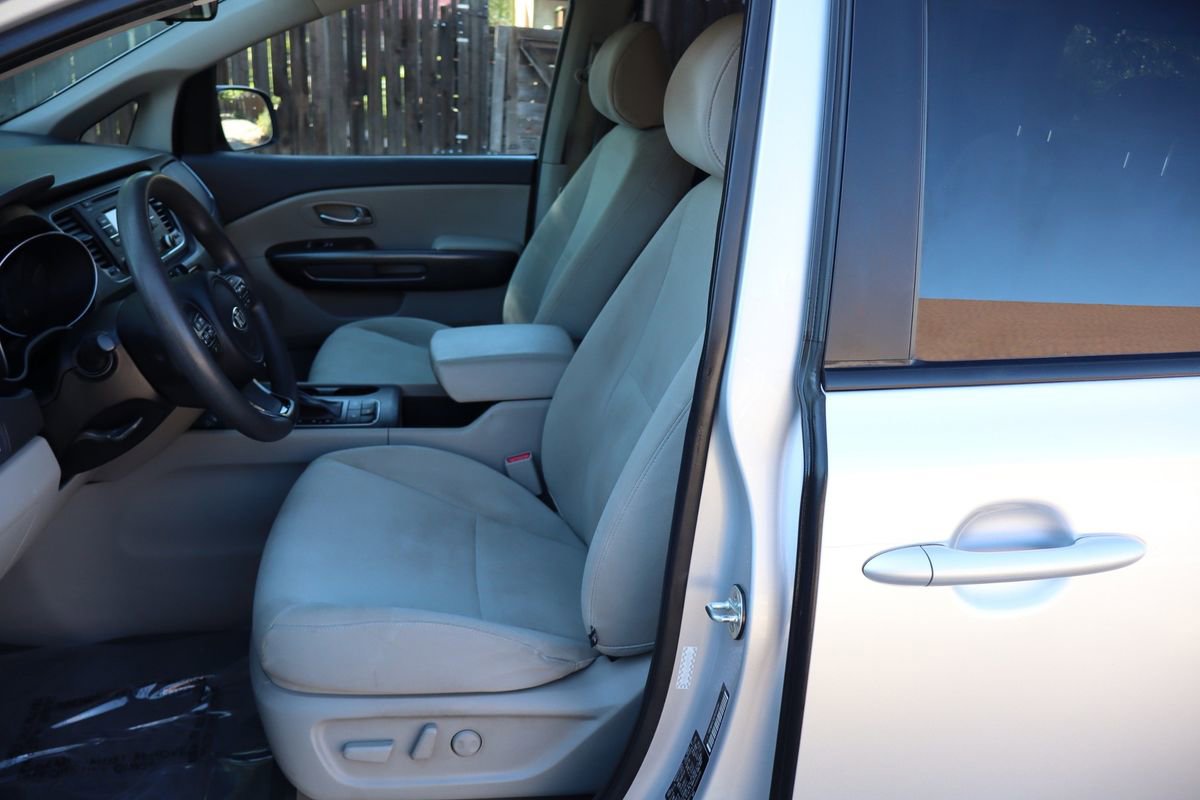 Used 2015 Kia Sedona LX w/ LX Convenience Package image 19