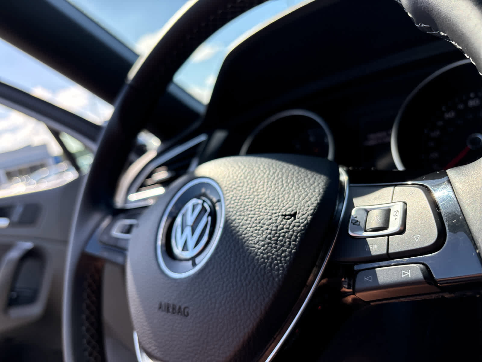 Used 2021 Volkswagen Tiguan SE R-Line image 12