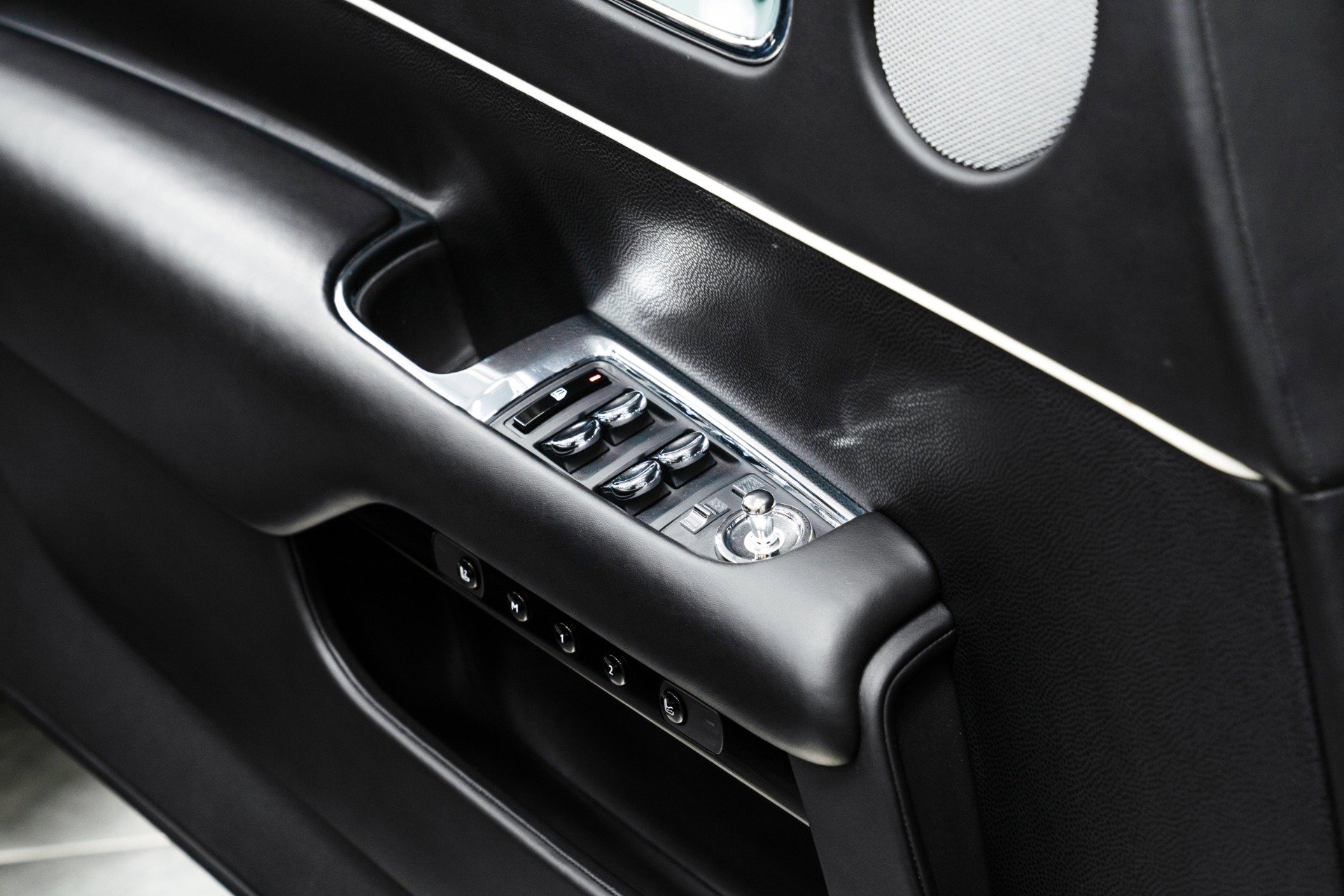 Used 2017 Rolls-Royce Dawn image 28