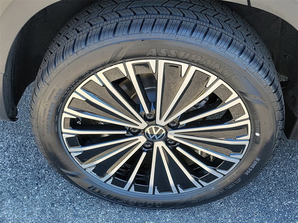 Certified 2025 Volkswagen Taos SE image 6