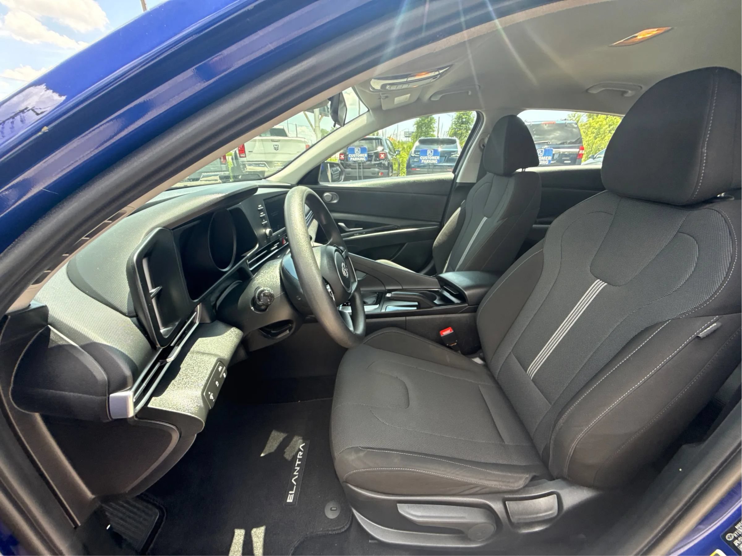Used 2021 Hyundai Elantra SE FWD image 10