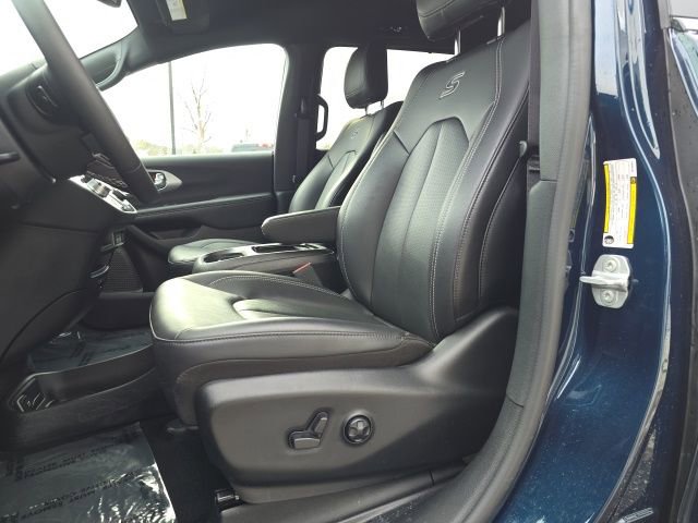 Certified 2024 Chrysler Pacifica Touring-L w/ S Appearance Package image 9