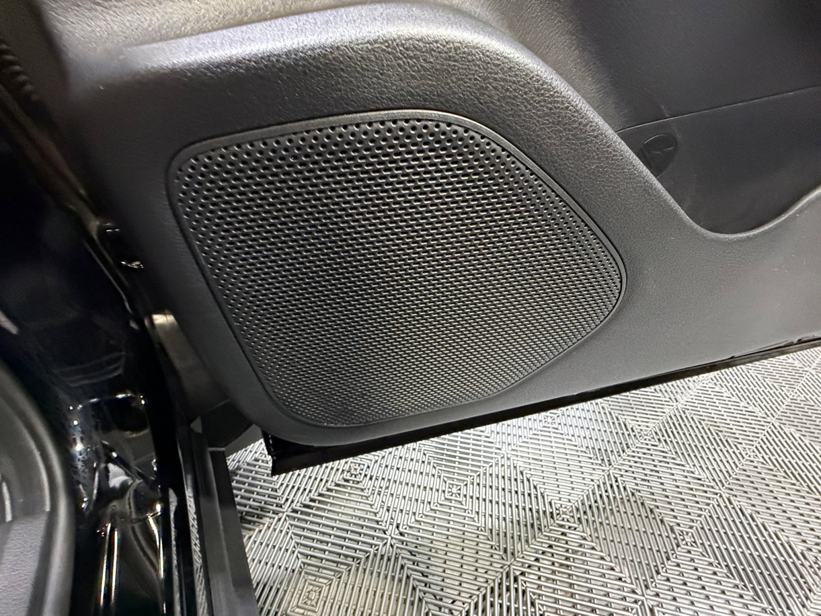 Used 2025 Nissan Rogue SV w/ SV Premium Package image 27