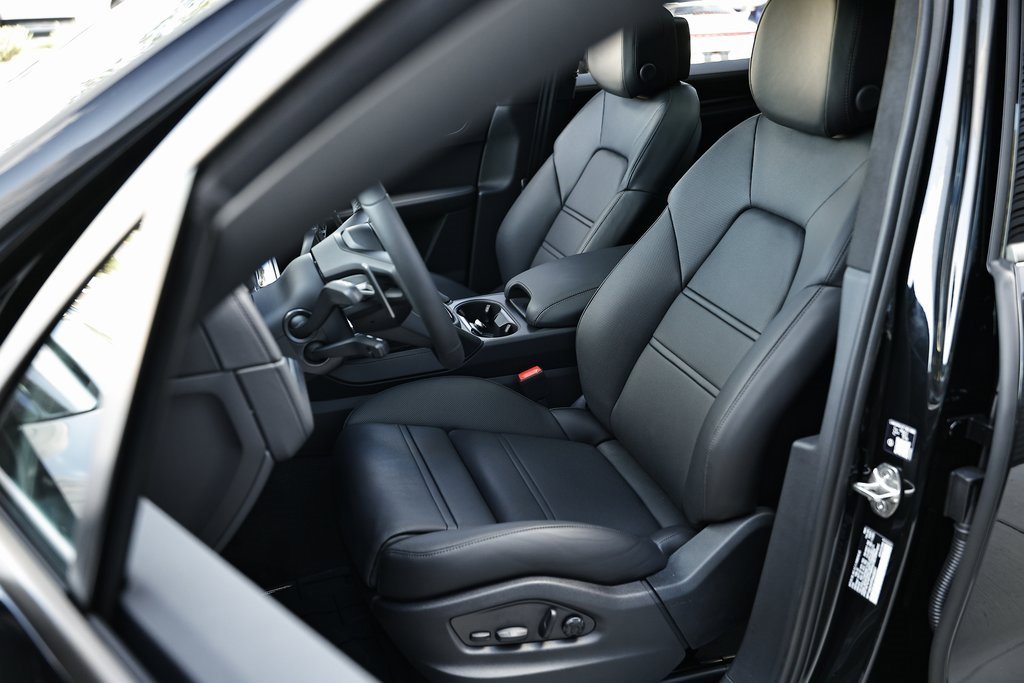 New 2026 Porsche Cayenne Turbo image 5