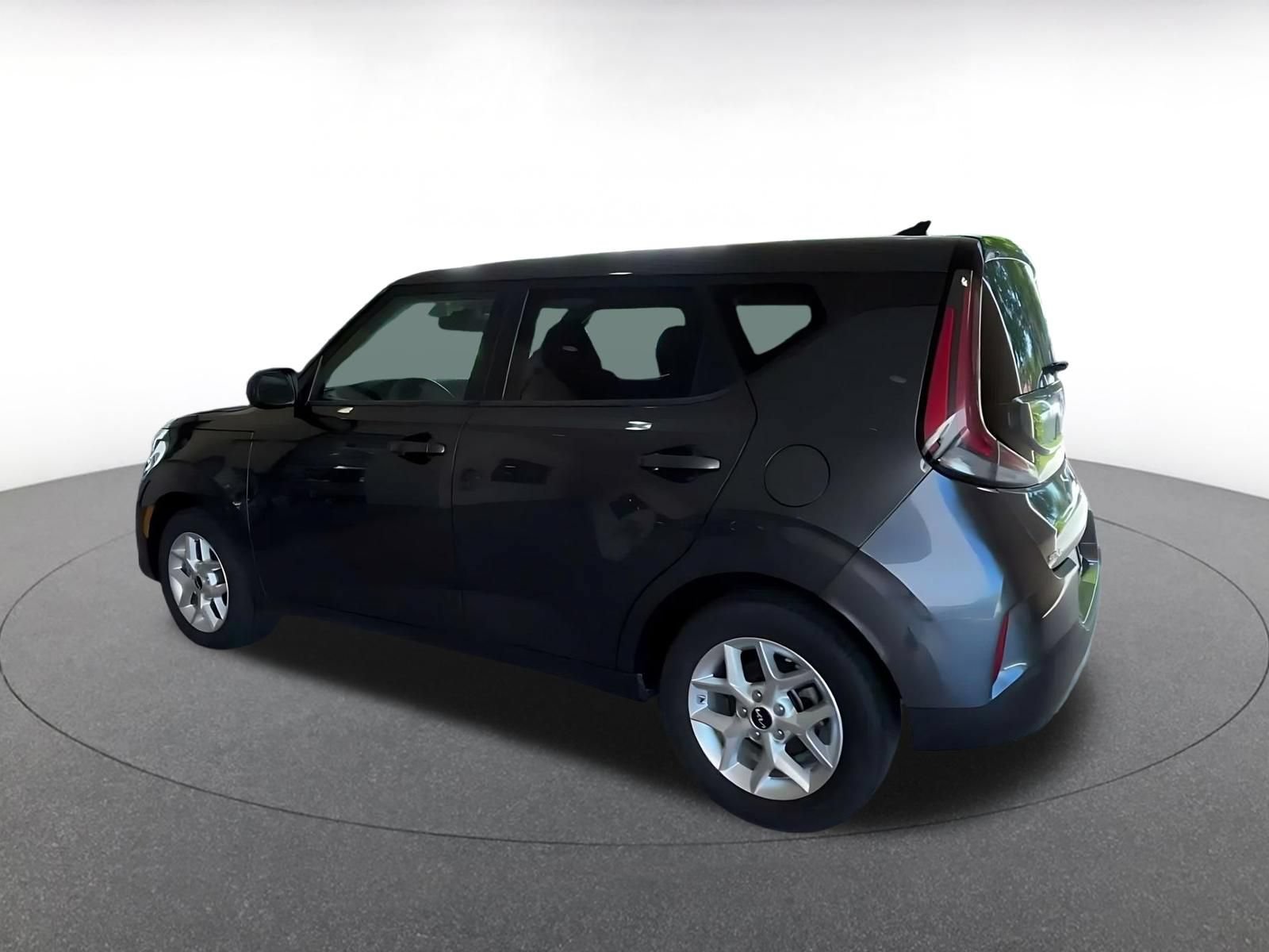Used 2025 Kia Soul LX w/ LX Technology Package FWD image 8