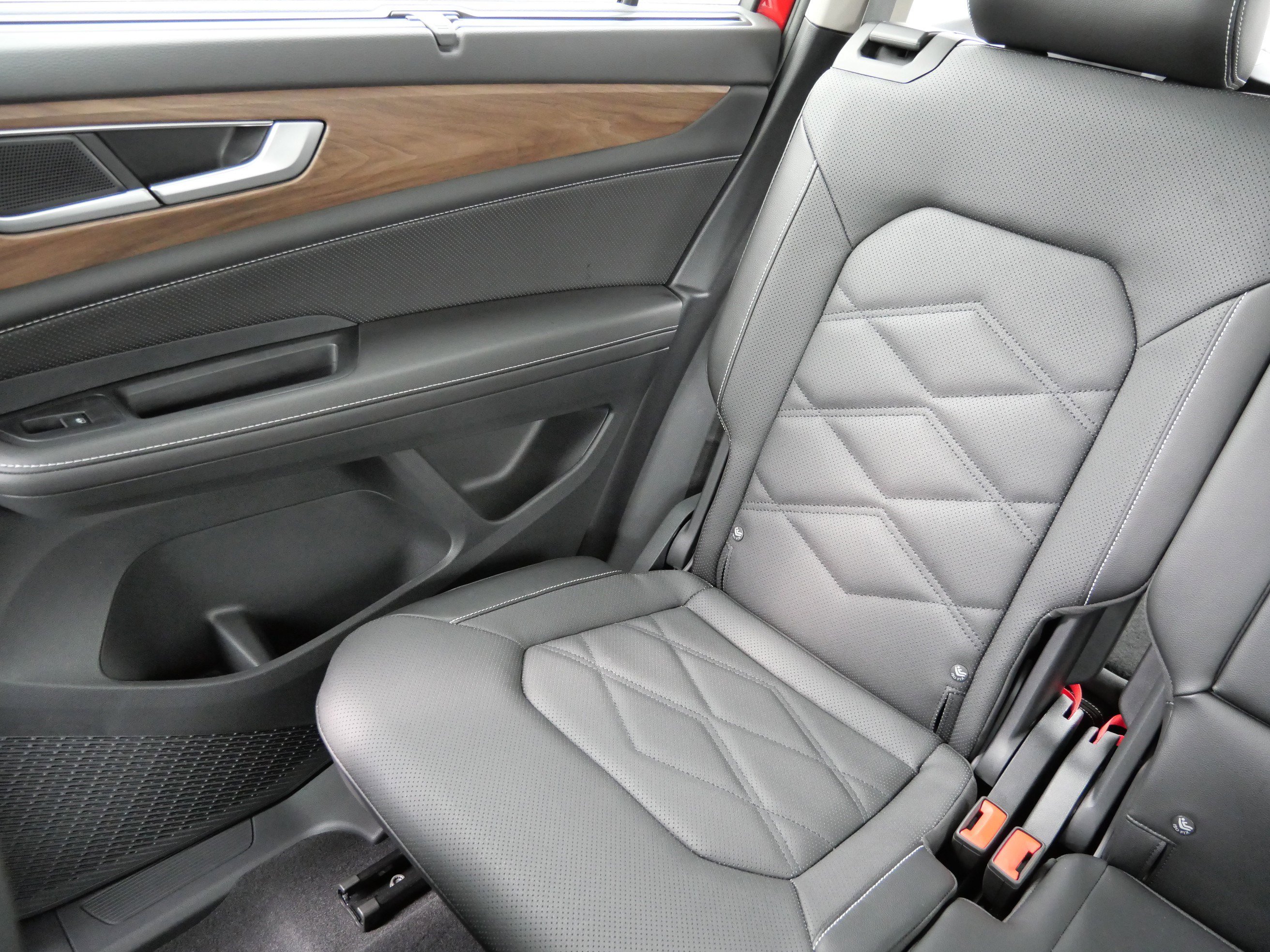 Certified 2024 Volkswagen Atlas SE w/ Black Wheel Package image 12