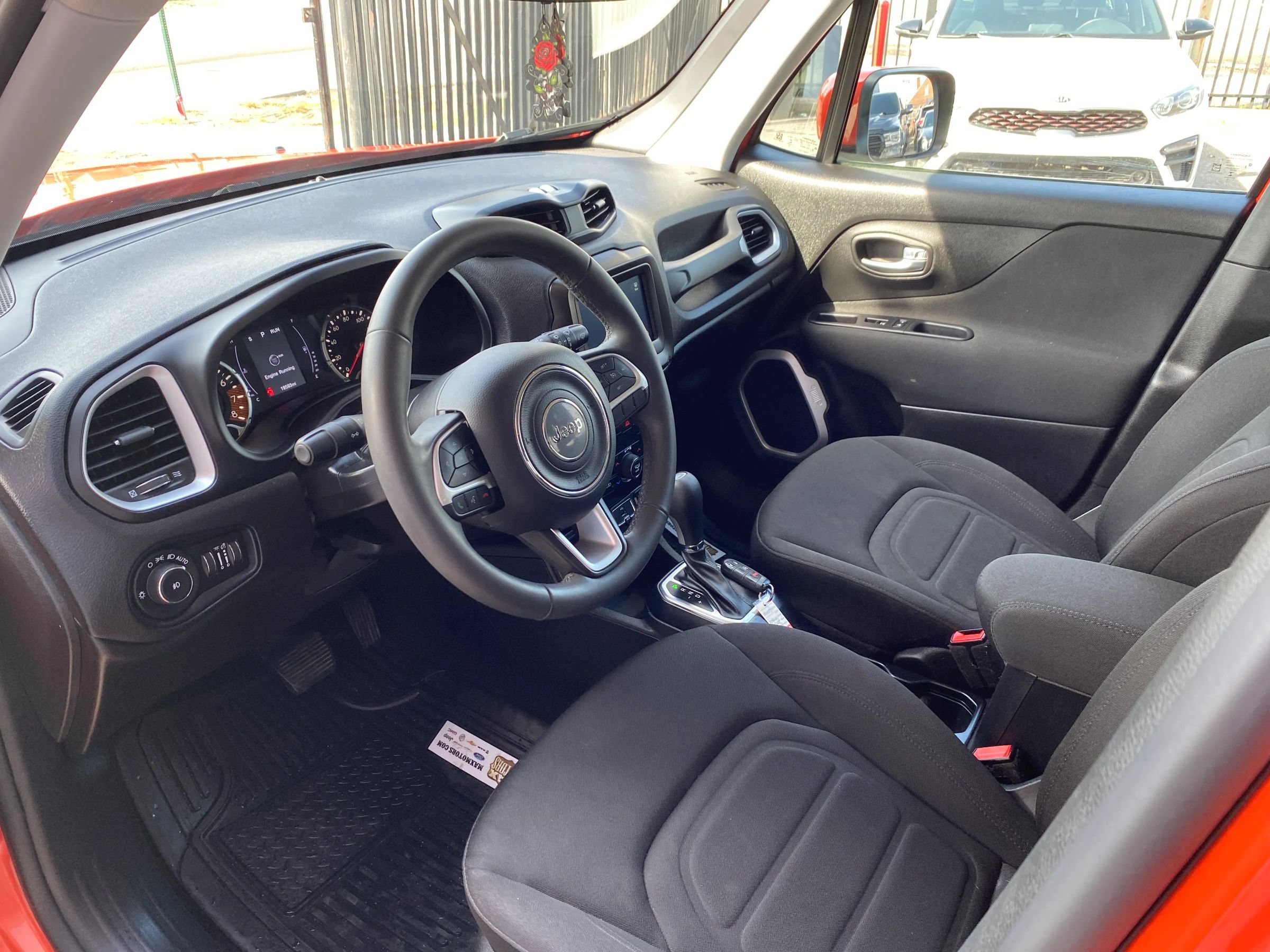 Used 2019 Jeep Renegade Latitude FWD image 3