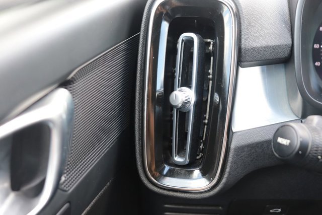 Used 2024 Volvo XC40 B5 Core image 22