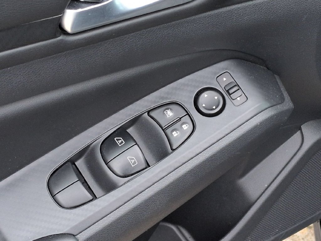 Used 2025 Nissan Altima 2.5 SV FWD image 13