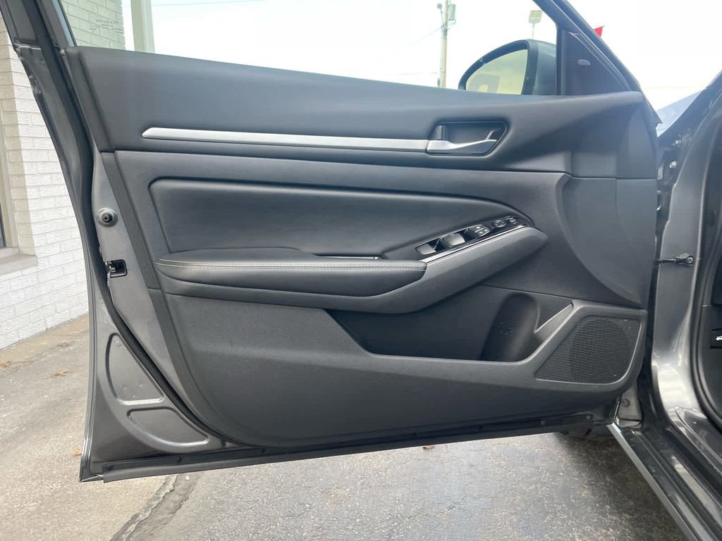 Used 2023 Nissan Altima 2.5 SV AWD/4WD image 18