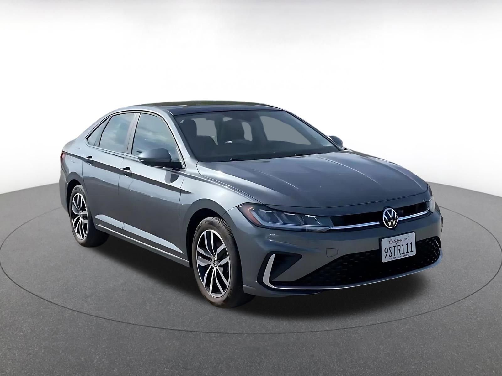 Used 2025 Volkswagen Jetta SE image 3