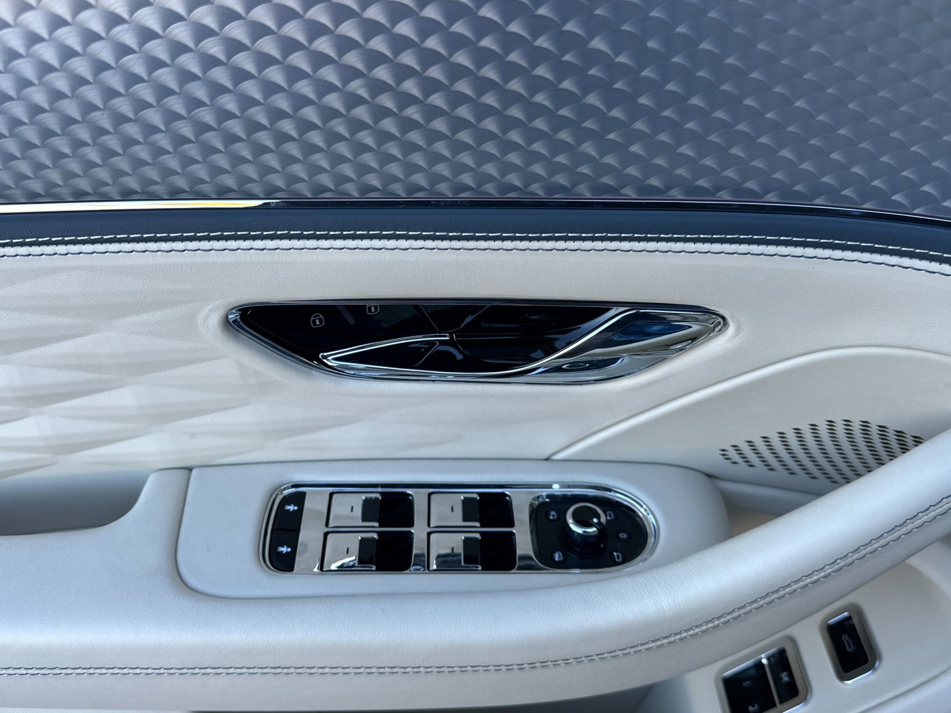 Used 2024 Bentley Flying Spur V8 image 14