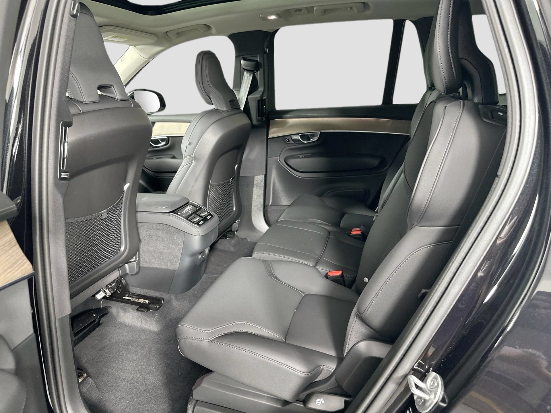 New 2026 Volvo XC90 B5 Plus w/ Protection Package Premier AWD/4WD image 24