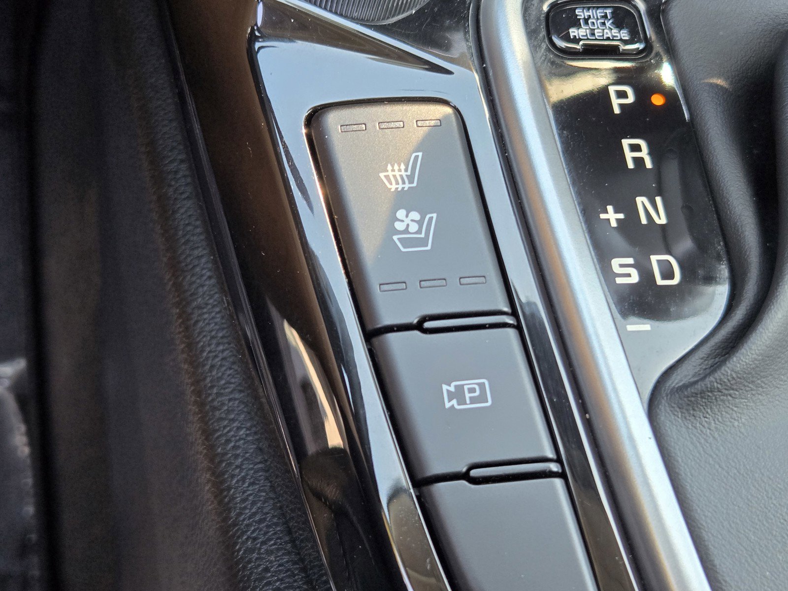 Certified 2024 Kia Seltos SX w/ SX Sunroof Package AWD/4WD image 21