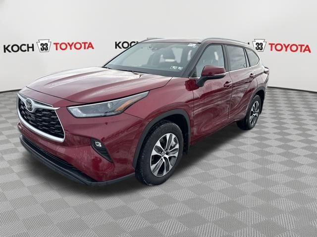 Used 2025 Toyota Highlander XLE image 3