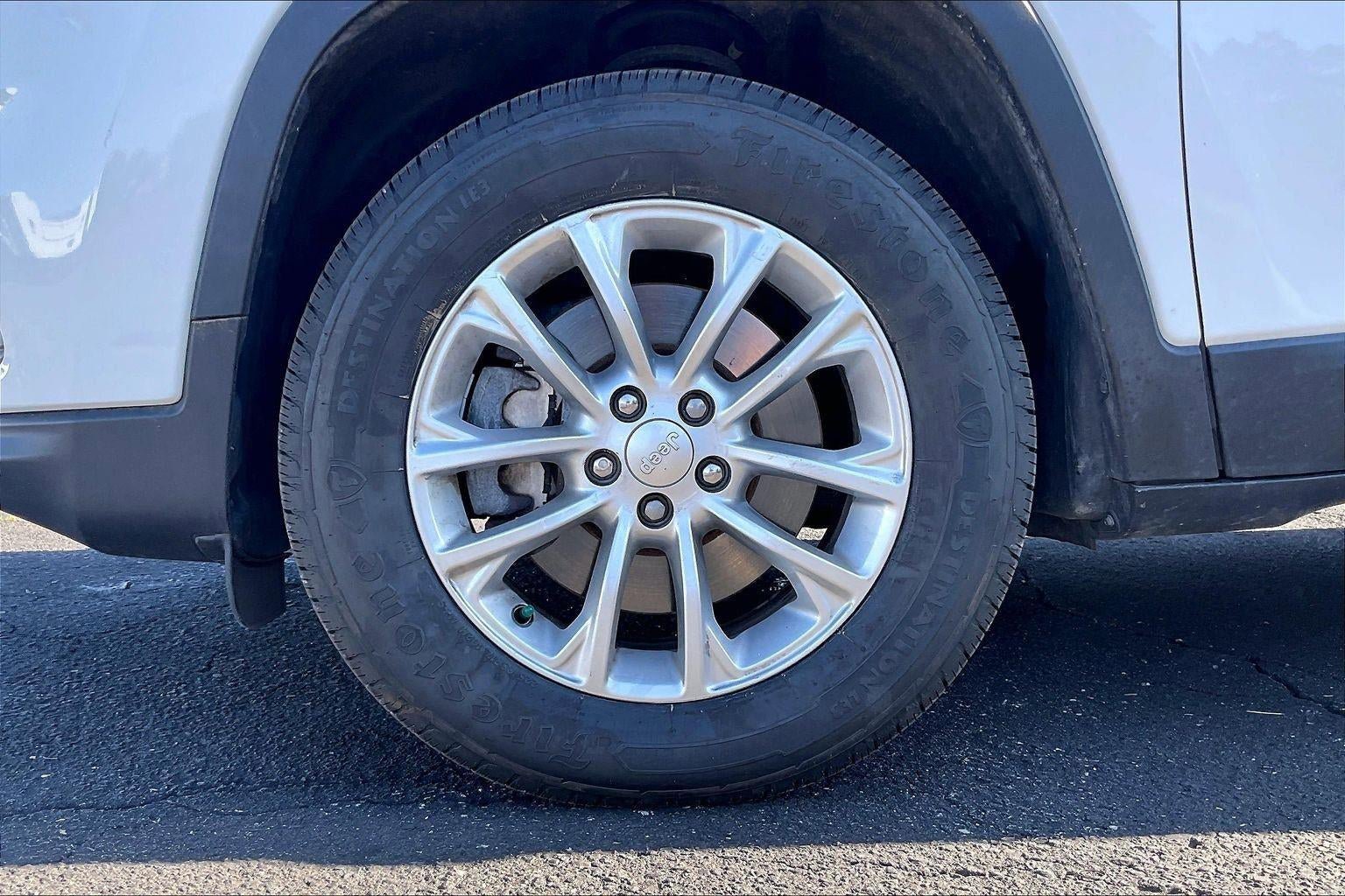 Used 2019 Jeep Cherokee Latitude w/ Cold Weather Group AWD/4WD image 11
