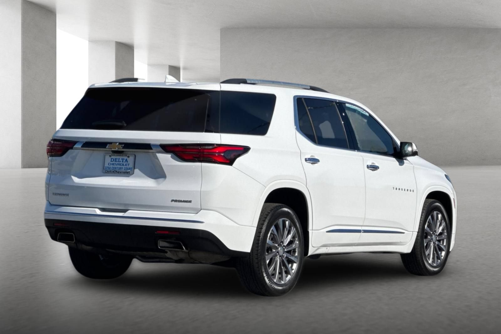 Used 2023 Chevrolet Traverse Premier FWD image 4