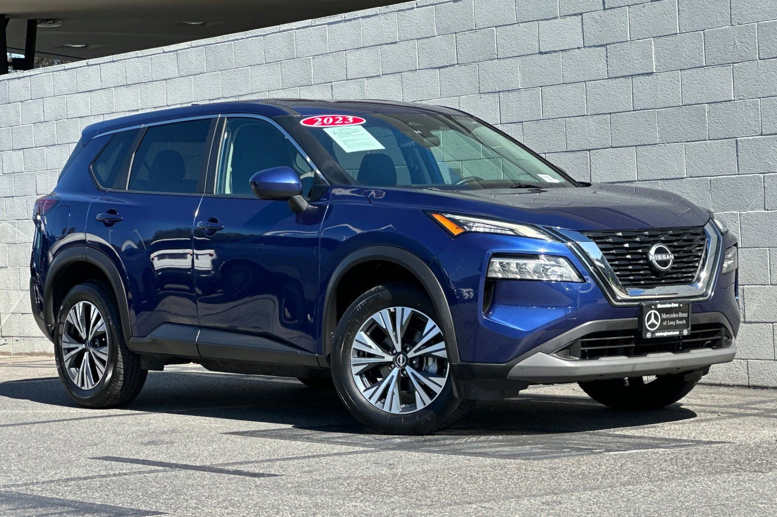 Used 2023 Nissan Rogue SV image 2