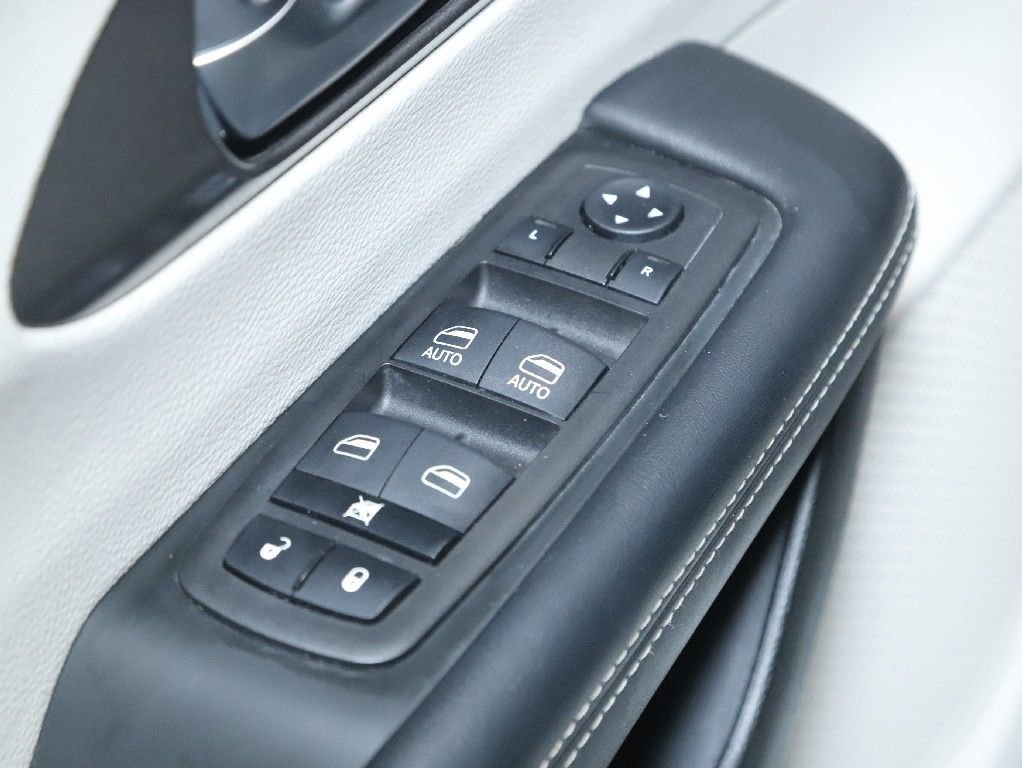 Used 2023 Chrysler Pacifica Touring-L FWD image 15