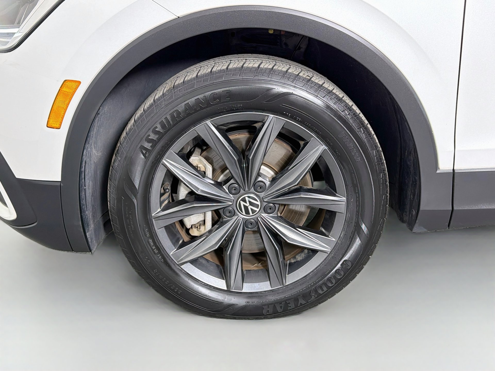 Certified 2023 Volkswagen Tiguan SE FWD image 30
