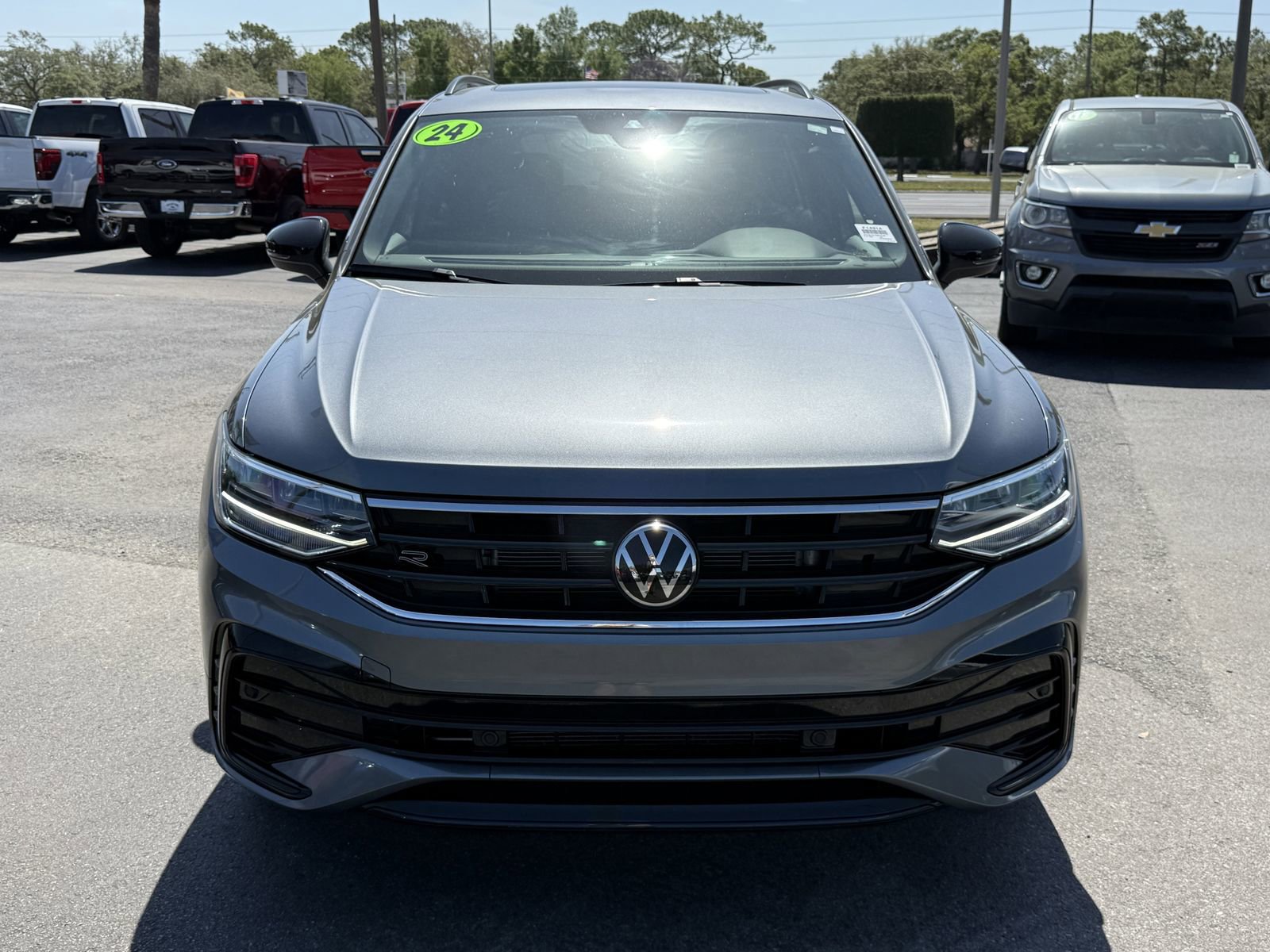 Used 2024 Volkswagen Tiguan SE R-Line FWD image 8