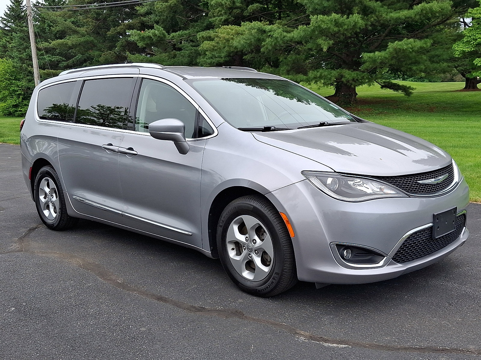Certified 2017 Chrysler Pacifica Touring-L Plus FWD image 3