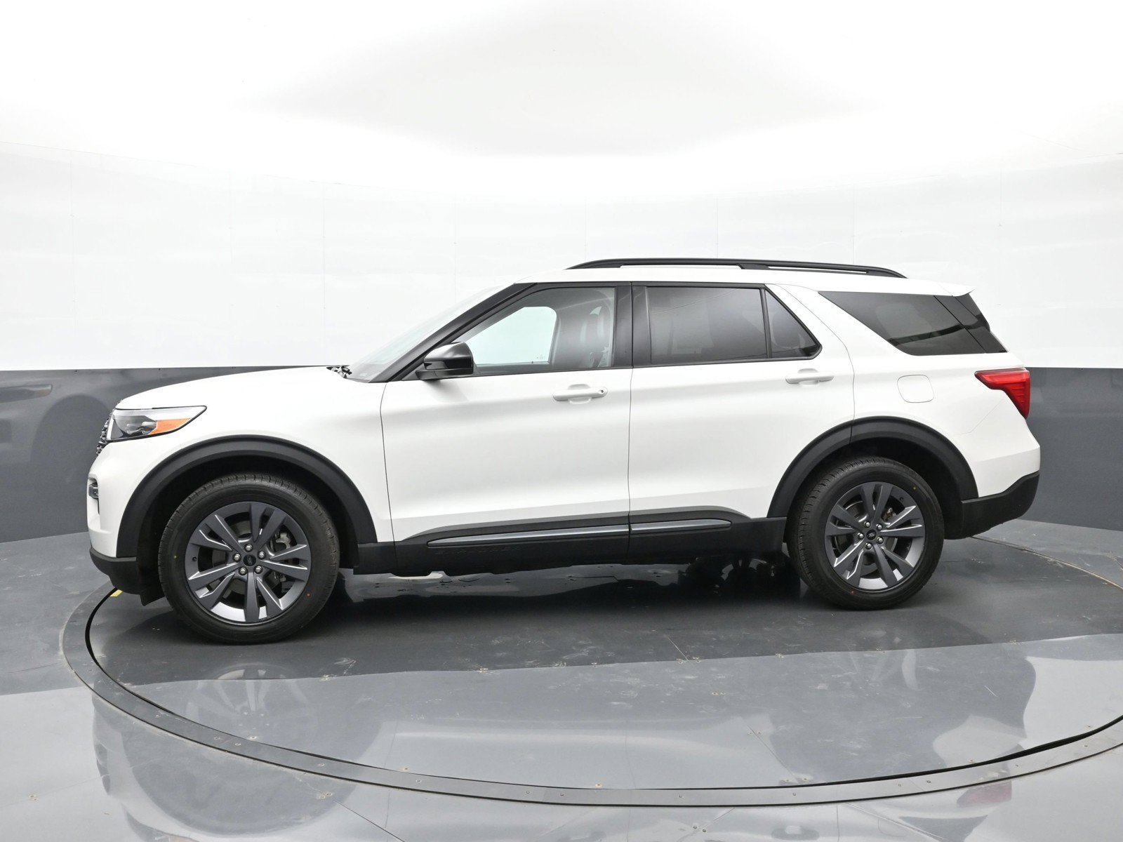 Used 2023 Ford Explorer XLT w/ Equipment Group 202A AWD/4WD image 9